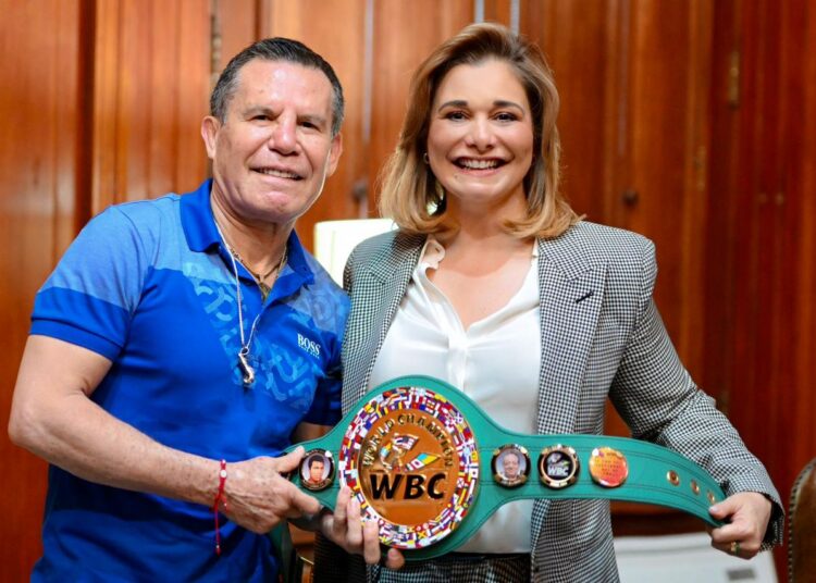 Visita el ex Campeón Mundial de Boxeo, Julio César Chávez a la Gobernadora de Chihuahua, Maru Campos