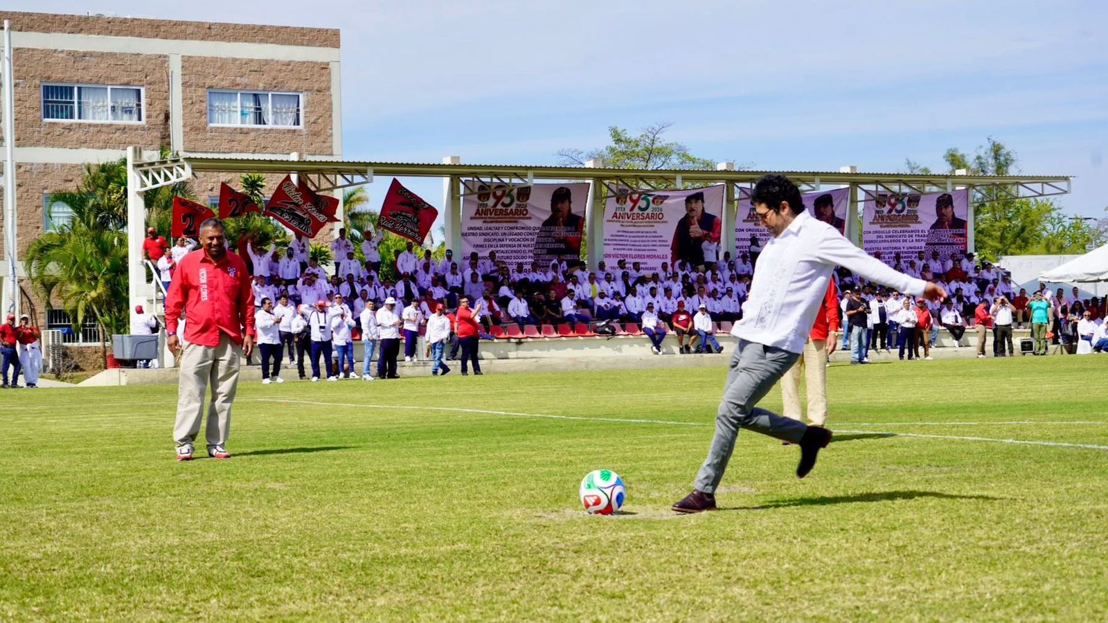 El Secretario del Trabajo, Marath Bolaños, dio el saque inicial.