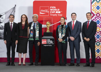 Recibe la Presidenta de México, la Copa del Mundo en Palacio Nacional