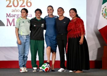 Dan Premio a las Cuatro Ganadoras del Concurso, «Representa a México en la Inauguracion del Mundial»