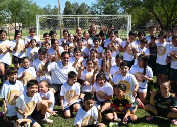 Estilo y Contundencia en Práctica de Futbol, Muestra la Presidenta de México